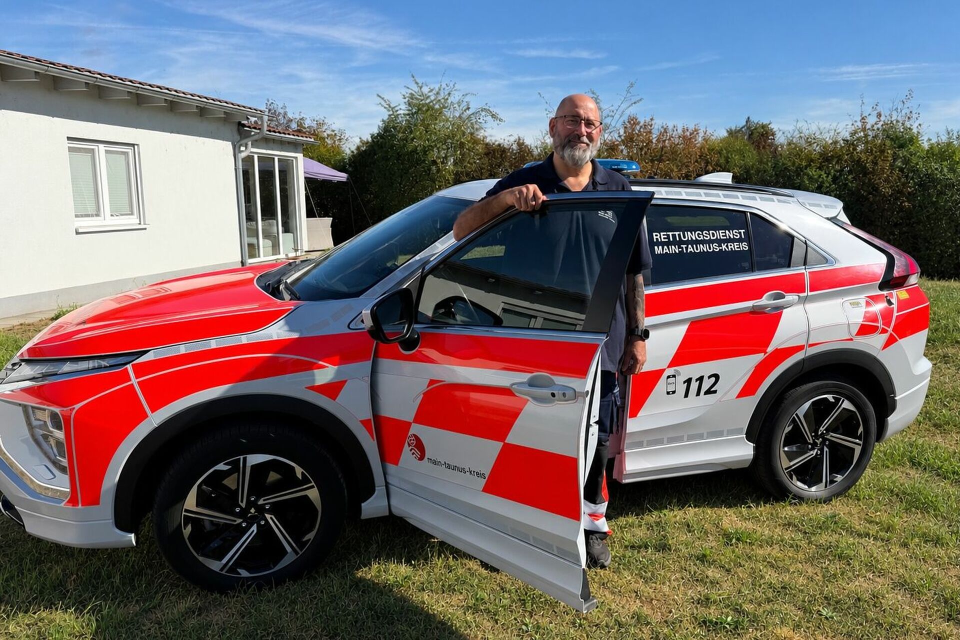 ICCNotSan Fahrzeug mit Projektinitiator Sascha Zach